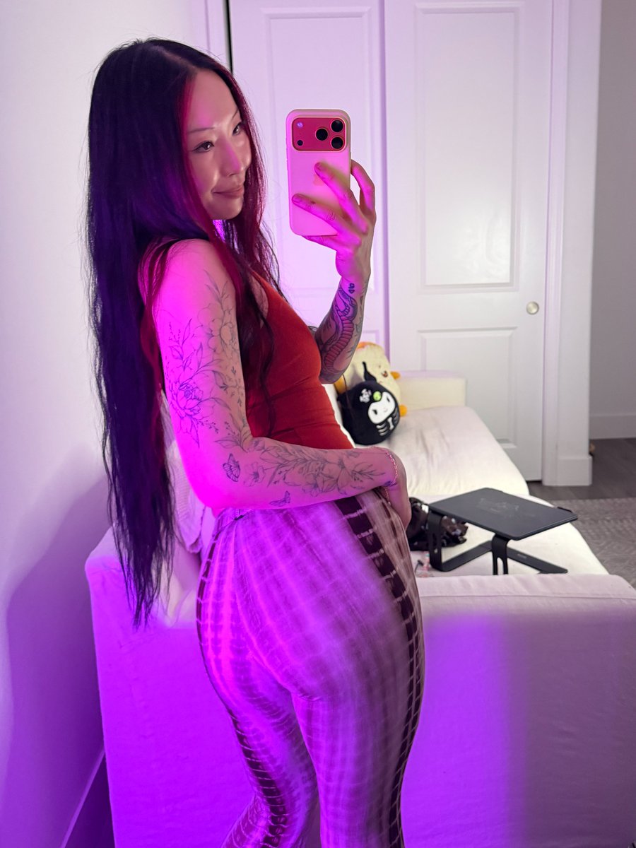 oopskimi's tweet photo. would this distract you? https://t.co/oMz79VXQDA