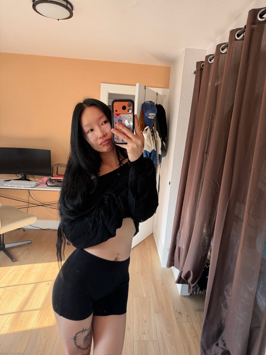 oopskimi's tweet photo. 5 mins in my room, wyd to me? https://t.co/67ySGxv7Ou