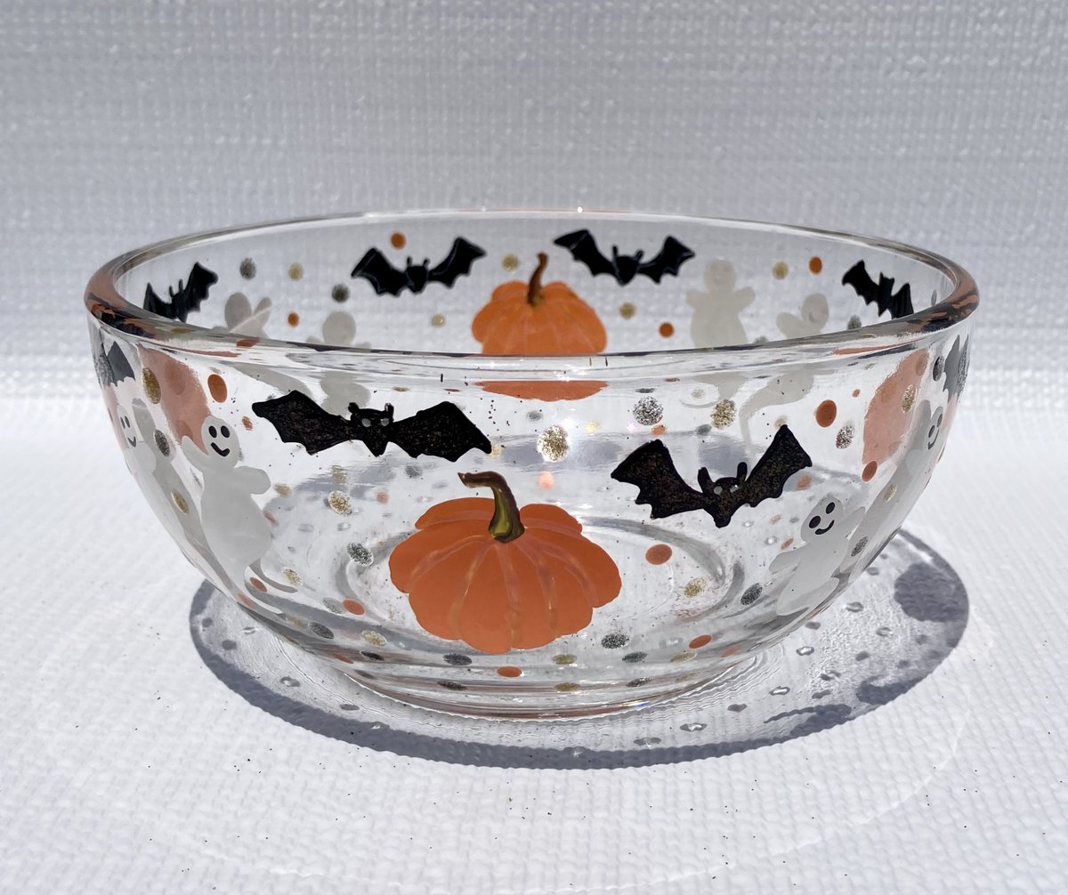 LPaintitpretty's tweet photo. Get ready for halloween https://t.co/5F6WzuMrmz #halloween #bowl #art #SMILEtt23 #bats #ghosts #giftidea #shopsmall #craftbizparty #ShamelessSelfpromoSaturday https://t.co/vIWtIpYllj