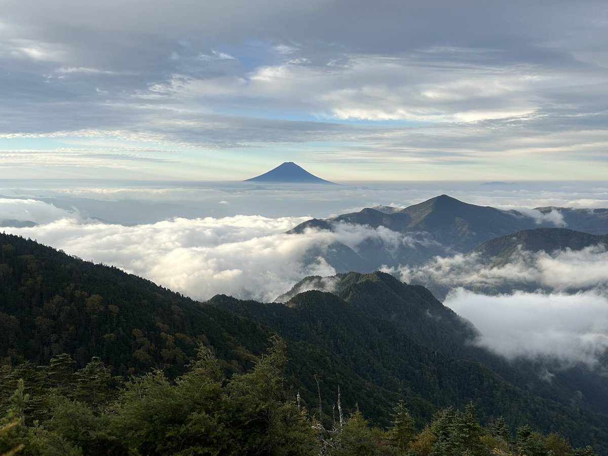 1okuenkumasan's tweet photo. 山頂からの富士山。
#甲武信ヶ岳
#登山
#トレッキング https://t.co/pIGO3ezvHT