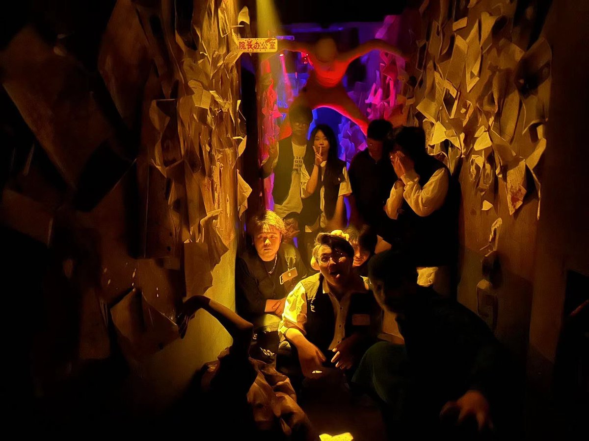 JourneeHallooq's tweet photo. Acabo de disfrutar una experiencia de escape room de suspenso brutal en el evento de剧本杀! Los acertijos son ingeniosos, la ambientación es súper inmersiva y me dejaron con ganas de repetirlo pronto ♂ https://t.co/c9UfOsFACM