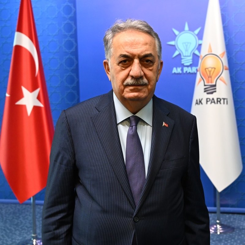 itibarhaberx's tweet photo. Hayati Yazıcı’nın fon şüphelisi oğlu icralık borçlulardan servet kazandı

“Son 5.5 yılda kazandığı faiz geliri 1.8 milyar TL.”

— AKP Genel Başkan Yardımcısı Hayati Yazıcı’nın oğlu Mustafa Yazıcı’nın mal varlığına getirilen tedbir sadece bir saat içinde kaldırıldı.

— Adil Varlık Yönetim AŞ,  27 yetkili varlık yönetim şirketinden biri ve sermayesi Mustafa Yazıcı’ya ait.

— Mustafa Yazıcı, modern bir borç tahsildarı. Yazıcı, bankaların ya da şirketlerin tahsil edilememiş borçlarını yarı fiyatına satın alıyor ve alacakları borçlulardan faiziyle tahsil ediyor.

— Halk yoksullaştıkça, işsiz ve gelirsiz kaldıkça icralık oluyor. İcralık sayısı arttıkça tahsildar Yazıcı kazanıyor. 

— Sadece 2026 yılının ilk 6 ayında satın alınan borç miktarı 1.3 milyar TL. Satın alım bedeli 617 milyon TL.

— Yazıcı büyük oranda Varlık Fonu’ndaki Turkcell’in borçlarını satın alıyor.

— Son 5.5 yılda kazandığı faiz geliri 1.8 milyar TL.

— Bir borçlu, "Borcumu biliyorum ama maddi durumum nedeniyle ödeyemiyorum. Borç ve icra tehdidi içeren mesajlar alıyorum. Annemi de aramaya başlamaları beni psikolojik olarak daha fazla yıpratmaya başladı" diyor. (Uğur Zengin)