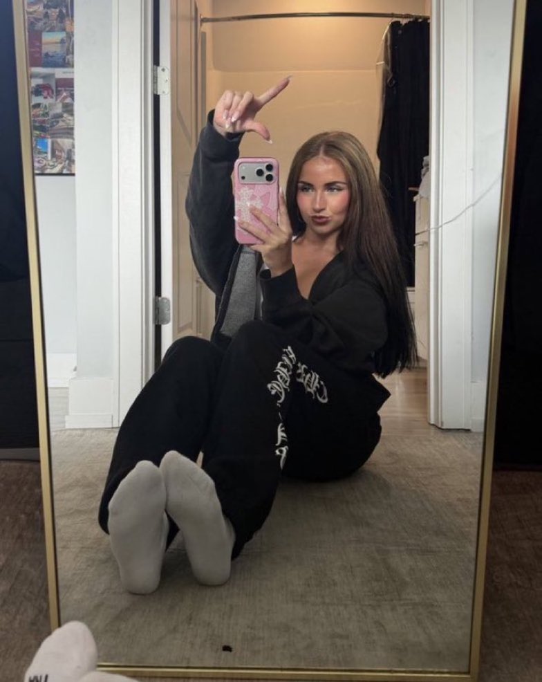 catfishmolly93's tweet photo. I’m lazy and don’t care about you at all 

But you’re still gonna reward me with money just for stroking my huge God cock 

You idiots don’t deserve respect 

Catfish findom wankbattle wankchat cuck 2dfd bnwo beta domme timewaster manscam betadomme faildomme https://t.co/6jkXKKxvKy