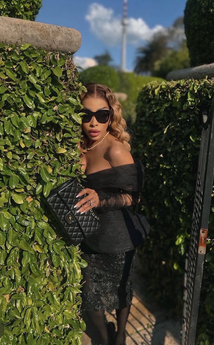boitymoreosele's tweet photo. When I saw these pictures, I thought Khanyi was going to a funeral or something. Not that Nivea event. Anyway slay.. https://t.co/X3OqxDsodF