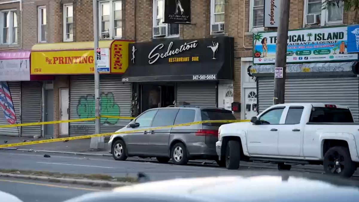 ABC7NY's tweet photo. 29-year-old fatally stabbed outside Seduction Lounge in Jamaica https://t.co/DQ1OX9X21U https://t.co/bA343UYWvX