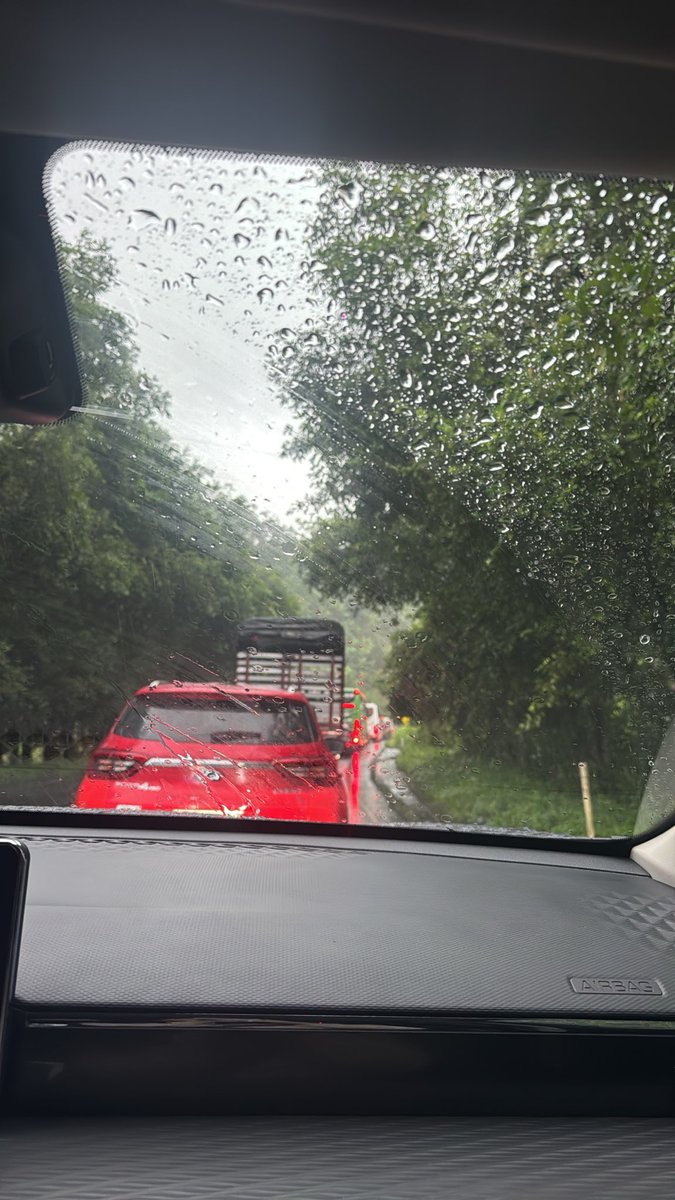 Brielaestrella's tweet photo. @GadTsachilas Ingreso a #SantoDomingo totalmente colapsado aprox 1h30 y no se mueve nada… https://t.co/K69yFnAHsC