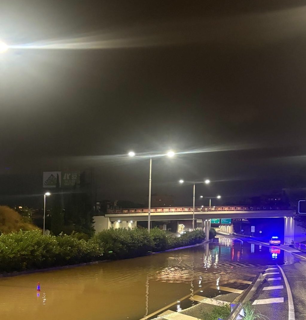 mossos's tweet photo. ⛔ Tallada la C-32 al PK 61,5, en sentit Llobregat. Desviem el trànsit per la sortida 13 (Esplugues).

⚠️ Respecteu les restriccions de circulació i la senyalització viària, i no travesseu zones inundades. https://t.co/E6DJZm0ViG