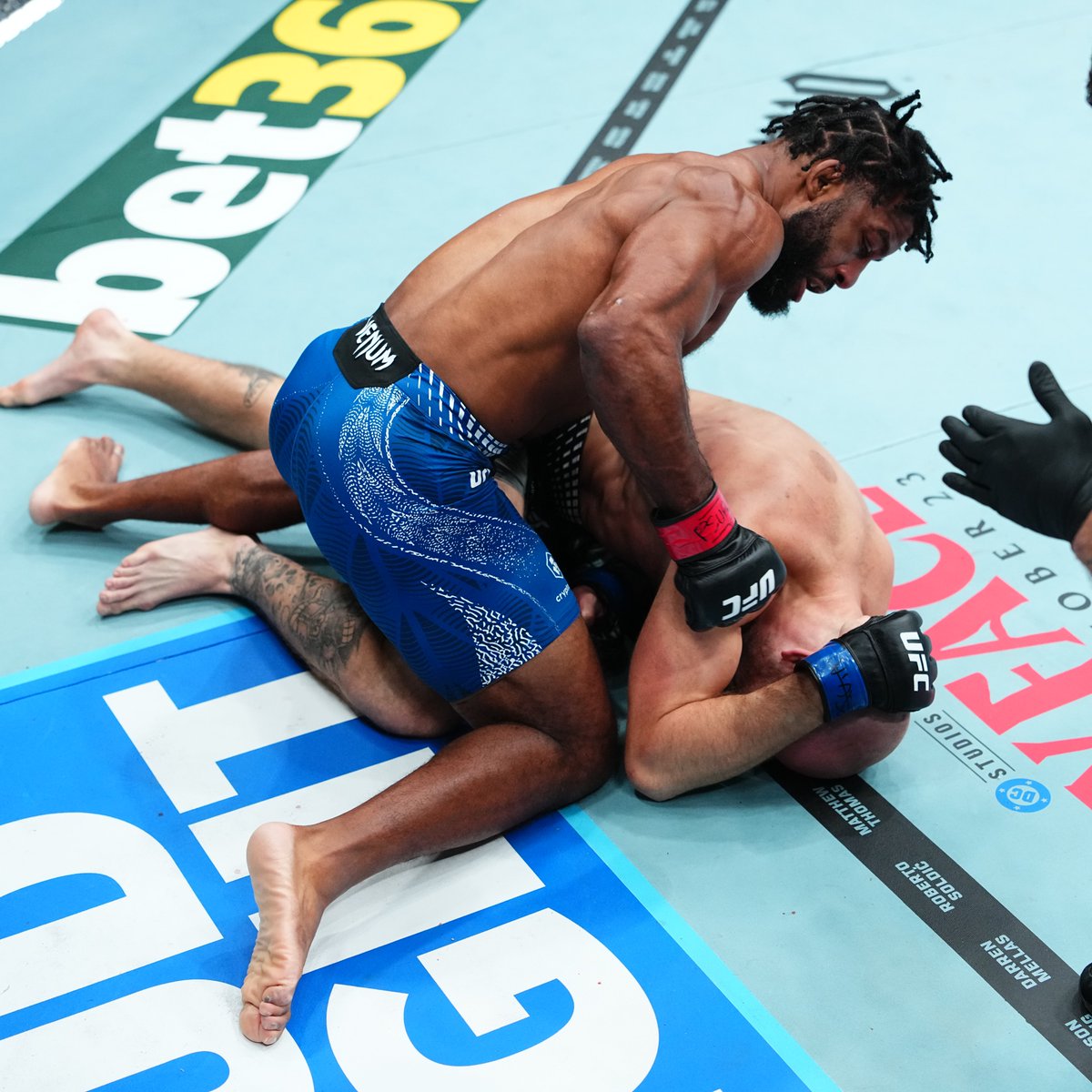 #UFC332 Official Result: Jacobe Smith defeats Bruce Whitehead via TKO at 1:32 of Round 1.

Complete Prelim Results ➡️ <https://t.co/dxxfLygOz0>

Complete Scorec