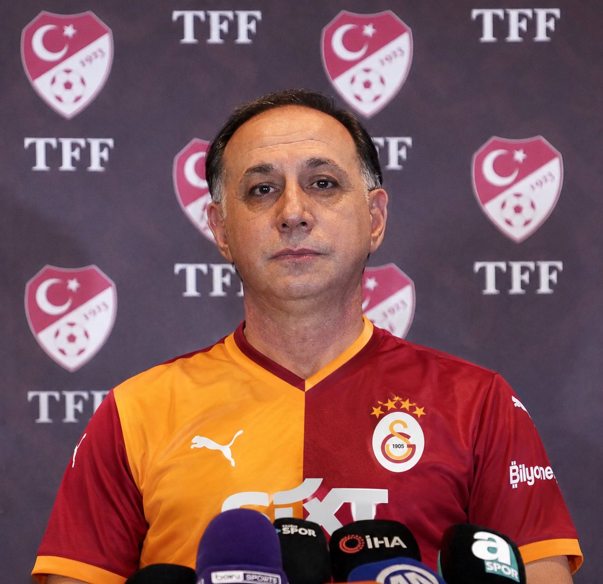 wanaztin1337's tweet photo. @haskologlu Bayraklar yarıya değil yere kadar serildi, hey mübarek! https://t.co/jy8TyCspSB