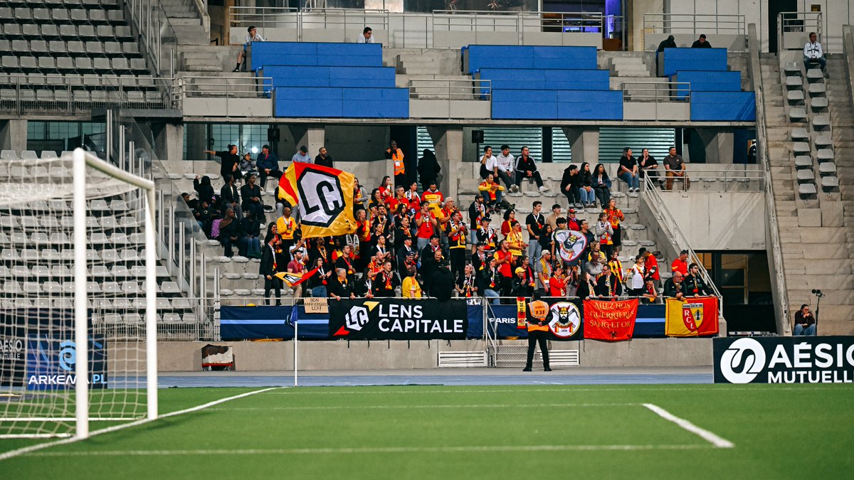 RCLensFeminin's tweet photo. Qu'importe la place, qu'importe l'endroit ❤️💛

Plus de 50 fidèles ont uni leurs voix pour encourager les Sang et Or dans ce #PFCRCL. 👏

#RCElles https://t.co/6mUsZkaIqX