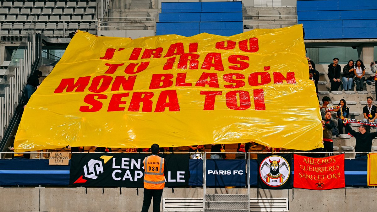RCLensFeminin's tweet photo. Qu'importe la place, qu'importe l'endroit ❤️💛

Plus de 50 fidèles ont uni leurs voix pour encourager les Sang et Or dans ce #PFCRCL. 👏

#RCElles https://t.co/6mUsZkaIqX