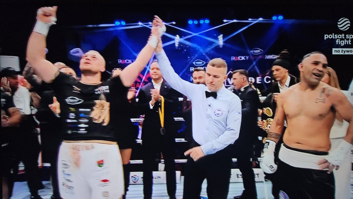 RingBlogpl's tweet photo. Ciężka walka dla Meyny z twardym Ramirezem, który w 3. rundzie zaliczył 2 razy deski, ale w drugiej połowie walki w ogóle na takiego nie wyglądał.

15 lat różnicy, a w kondycji w ogóle nie było tego widać -  raczej należałoby ocenić ją na korzyść Ramireza.

Walka wygrana ✅️ https://t.co/TyXevce651