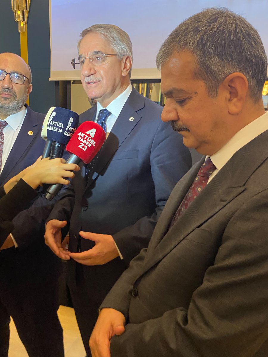 23YANILMAZ's tweet photo. 📍Yalova

Yalova’da Elazığlı hemşehrilerimizle aynı sofrayı, aynı gönül iklimini paylaşmanın mutluluğunu yaşadım.

Yalova Elazığlılar Kültür ve Dayanışma Derneğimizin düzenlediği programda hemşehrilerimizle hasret giderdik; birlik ve beraberliğimizi, Elazığ’a olan gönül bağımızı bir kez daha güçlü şekilde hissettik.

Nazik ev sahiplikleri için dernek başkanımız Sayın Mehmet Aksu başta olmak üzere organizasyonda emeği geçen yönetim kurulu üyelerimize, sponsorlarımıza ve kıymetli hemşehrilerimize teşekkür ediyorum. 

#Elazığ #Yalova #Elazığlılar