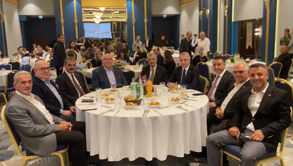 23YANILMAZ's tweet photo. 📍Yalova

Yalova’da Elazığlı hemşehrilerimizle aynı sofrayı, aynı gönül iklimini paylaşmanın mutluluğunu yaşadım.

Yalova Elazığlılar Kültür ve Dayanışma Derneğimizin düzenlediği programda hemşehrilerimizle hasret giderdik; birlik ve beraberliğimizi, Elazığ’a olan gönül bağımızı bir kez daha güçlü şekilde hissettik.

Nazik ev sahiplikleri için dernek başkanımız Sayın Mehmet Aksu başta olmak üzere organizasyonda emeği geçen yönetim kurulu üyelerimize, sponsorlarımıza ve kıymetli hemşehrilerimize teşekkür ediyorum. 

#Elazığ #Yalova #Elazığlılar