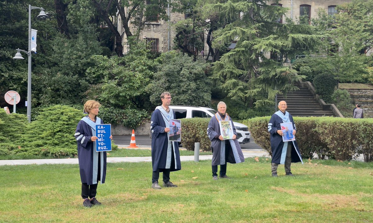 yunusunbabasi's tweet photo. 2 Ekim 2026 Boğaziçi Üniversitesi Akademisyenleri Nöbeti no. 1408. Direnişin 6. yılı/2098. günü @UniBogazici #KabulEtmiyoruzVazgeçmiyoruz
October 2, 2026 Bogazici University Faculty Vigil #1408/6th year/2098th day of the resistance @unibogazici_en #WeDoNotAcceptWeDoNotGiveUp https://t.co/on1OdmBSTZ