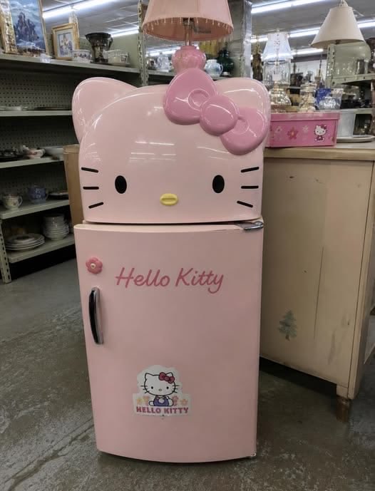 fairyprxncess's tweet photo. hello kitty fridge 🎀 https://t.co/mPyKgOnVBm