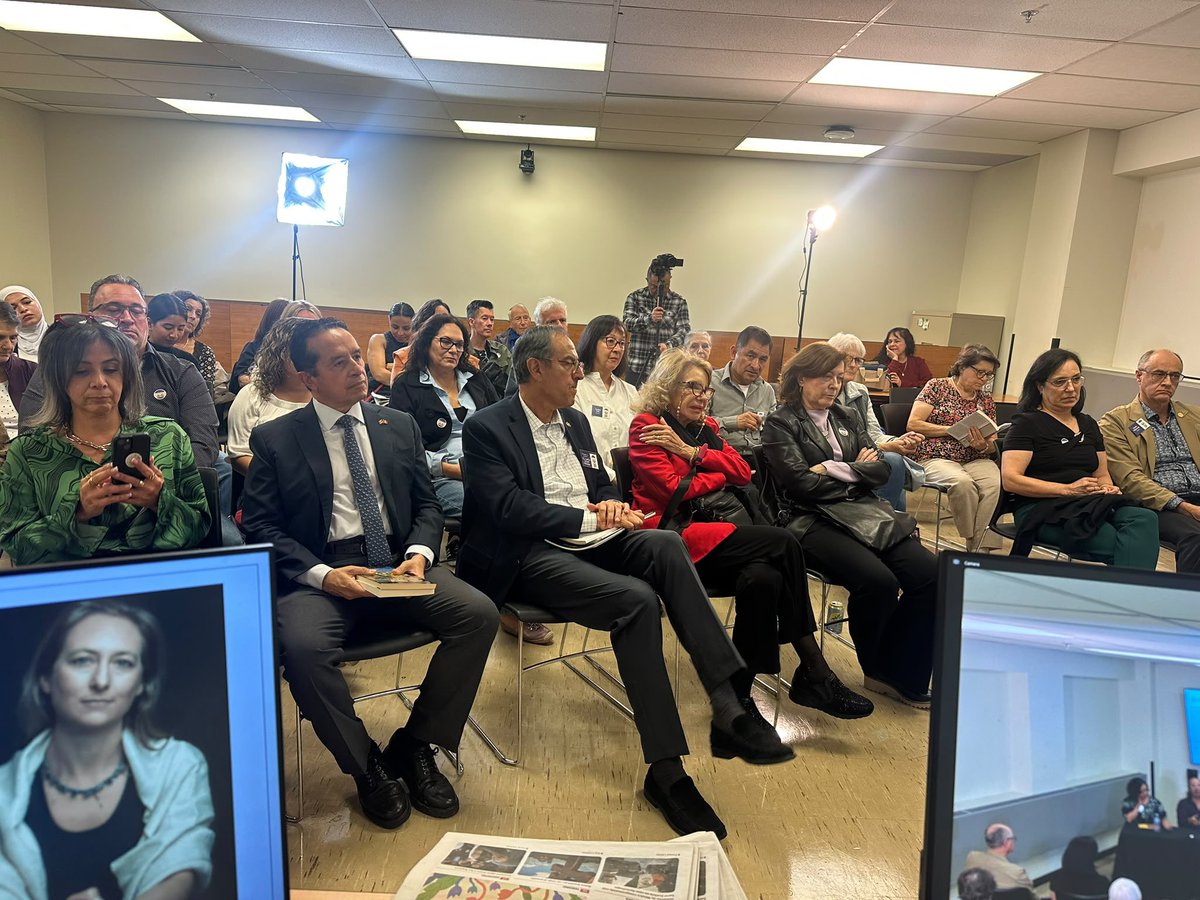 EmbaMexCan's tweet photo. 📚🇲🇽 La Embajada de México participa en la Feria Iberoamericana del Libro en Ottawa, apoyando y difundiendo la obra de 19 escritoras y escritores mexicanos.

Acompáñanos a celebrar el talento, las historias y las voces de México que forman parte de esta edición. 📖

#DiplomaciaCulturalMX #LiteraturaMexicana #FILOttawa #MéxicoEnCanadá