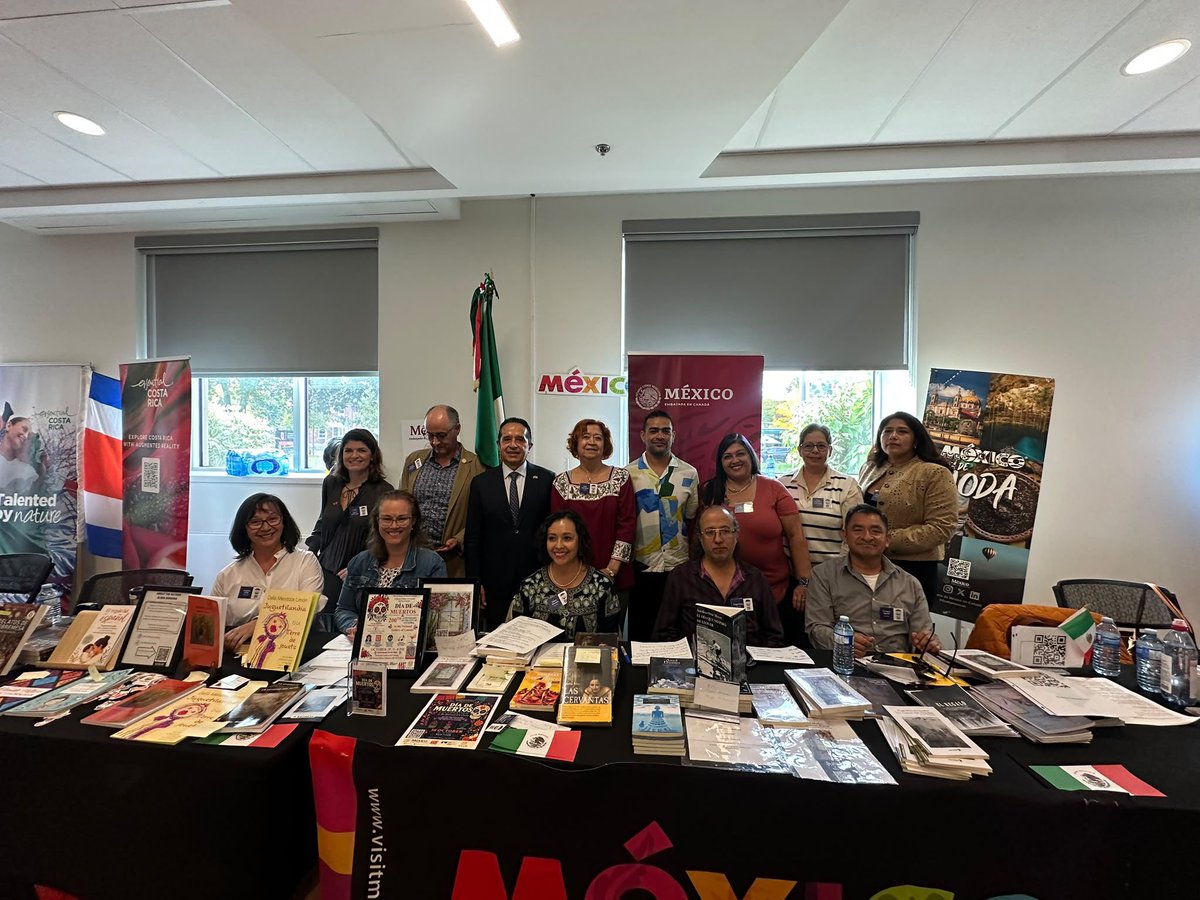 EmbaMexCan's tweet photo. 📚🇲🇽 La Embajada de México participa en la Feria Iberoamericana del Libro en Ottawa, apoyando y difundiendo la obra de 19 escritoras y escritores mexicanos.

Acompáñanos a celebrar el talento, las historias y las voces de México que forman parte de esta edición. 📖

#DiplomaciaCulturalMX #LiteraturaMexicana #FILOttawa #MéxicoEnCanadá