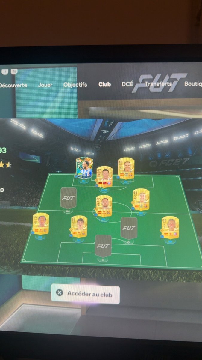 ayn_amd16's tweet photo. @easportsfcfr ????? ça a vendu mes joueurs sur fc27 tout seul et j’ai meme pas eu les credits ????? pitié ??? https://t.co/hEqC0sHzPt