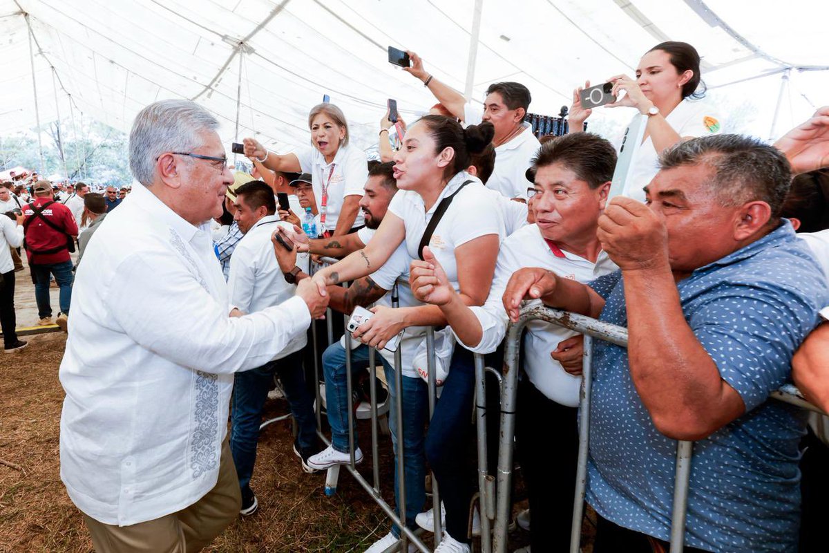 SnteNacional's tweet photo. 🟠 El Srio. Gral. del #SNTE, Mtro. @AlfonsoCepedaMx, anunció en #Veracruz que el Sindicato prepara acciones con autoridades federales para fortalecer la seguridad en las escuelas y que docentes, estudiantes y familias, conozcan los protocolos necesarios. #SNTEUnido https://t.co/U4OCi9IvS1