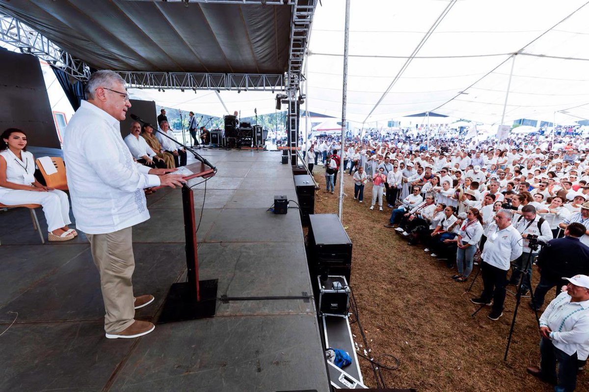 SnteNacional's tweet photo. 🟠 El Srio. Gral. del #SNTE, Mtro. @AlfonsoCepedaMx, anunció en #Veracruz que el Sindicato prepara acciones con autoridades federales para fortalecer la seguridad en las escuelas y que docentes, estudiantes y familias, conozcan los protocolos necesarios. #SNTEUnido https://t.co/U4OCi9IvS1