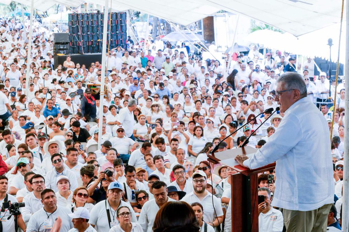 SnteNacional's tweet photo. 🟠 El Srio. Gral. del #SNTE, Mtro. @AlfonsoCepedaMx, anunció en #Veracruz que el Sindicato prepara acciones con autoridades federales para fortalecer la seguridad en las escuelas y que docentes, estudiantes y familias, conozcan los protocolos necesarios. #SNTEUnido https://t.co/U4OCi9IvS1