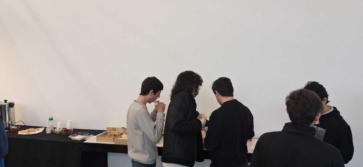 FactorData's tweet photo. @unsamoficial @inria_chile @idaesoficial Los equipos en pleno trabajo e ingesta de sustancias alimenticias...

En unos minutos se envían los datasets que serán evaluados por la coordinación general de @inria_chile.

A las 21.00 se anuncian los ganadores. https://t.co/L1LKBPuxeb
