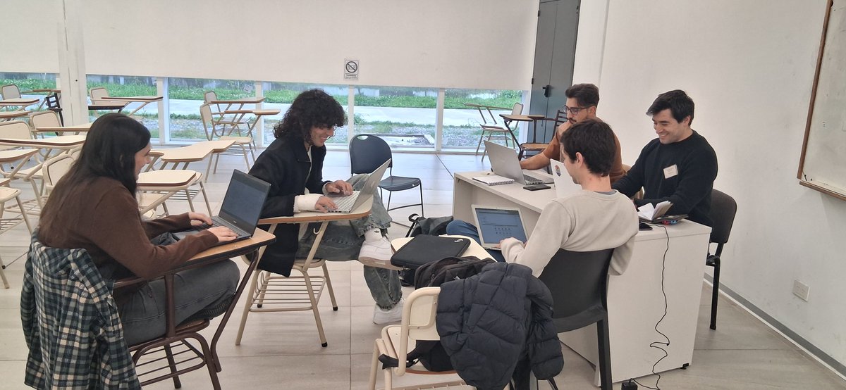 FactorData's tweet photo. @unsamoficial @inria_chile @idaesoficial Los equipos en pleno trabajo e ingesta de sustancias alimenticias...

En unos minutos se envían los datasets que serán evaluados por la coordinación general de @inria_chile.

A las 21.00 se anuncian los ganadores. https://t.co/L1LKBPuxeb