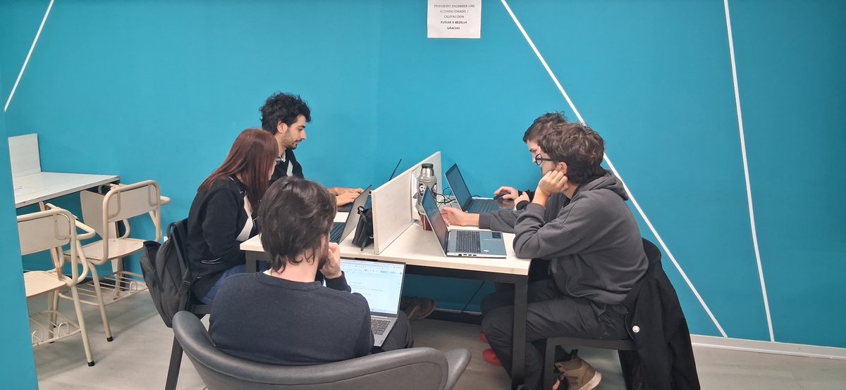 FactorData's tweet photo. @unsamoficial @inria_chile @idaesoficial Los equipos en pleno trabajo e ingesta de sustancias alimenticias...

En unos minutos se envían los datasets que serán evaluados por la coordinación general de @inria_chile.

A las 21.00 se anuncian los ganadores. https://t.co/L1LKBPuxeb