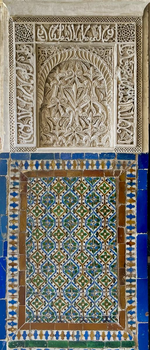 XiscaXis's tweet photo. @ignacio_arakis ¡Qué preciosas fotos! Yo iba directa a fijarme en el impresionante alicatado sevillano de cuenca o arista, pero ha sido imposible no enamorarme de las yeserías mudéjares de arriba. #ArteAndaluz en estado puro en la Casa de Pilatos. https://t.co/igL5vDSdud