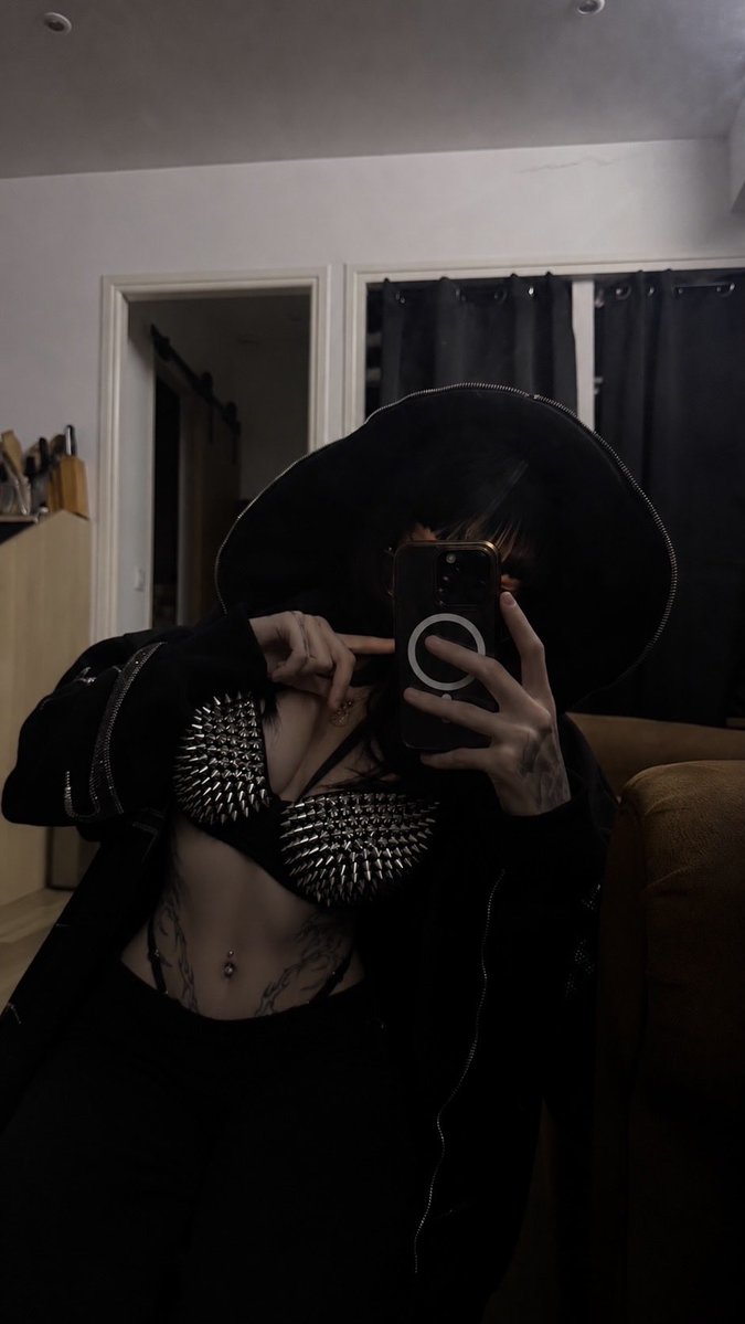 ogothx4's tweet photo. #emo 🖤 https://t.co/GzzIXNOg7H