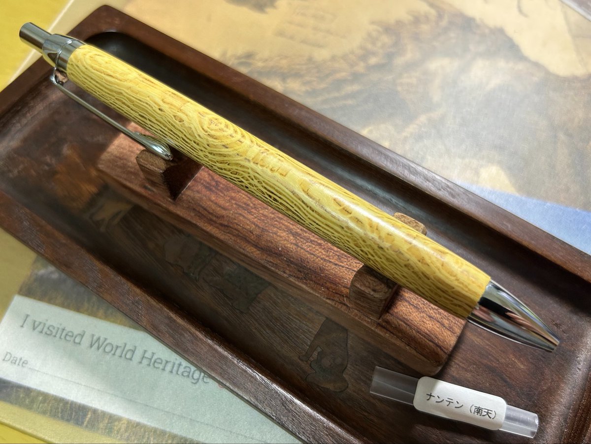 crossKhedgehog's tweet photo. 工房もずさん購入品その4
南天

楢やレースシーオークの繊維的な模様を凄くしたような見た目が独特ですね。
金閣寺の床柱に使われているとの事✨
表と裏で模様が違うのは、太い材を活かして芯をくり抜くのではなく芯からずらして取っているかららしいです。
材の魅力が最大限に引き出されていますね😎 https://t.co/TAYS9Fl710