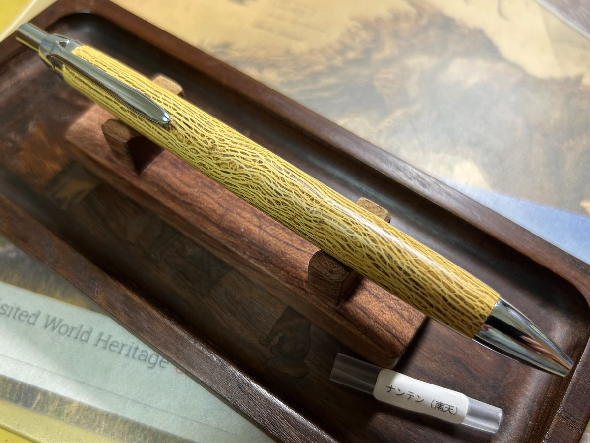 crossKhedgehog's tweet photo. 工房もずさん購入品その4
南天

楢やレースシーオークの繊維的な模様を凄くしたような見た目が独特ですね。
金閣寺の床柱に使われているとの事✨
表と裏で模様が違うのは、太い材を活かして芯をくり抜くのではなく芯からずらして取っているかららしいです。
材の魅力が最大限に引き出されていますね😎 https://t.co/TAYS9Fl710