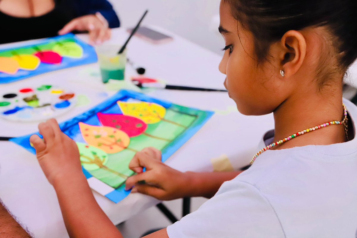 MuseoMAB's tweet photo. 🍁¡El otoño llegó al taller!🍂

Exploramos las formas y los colores del otoño para crear árboles llenos de vida y personalidad.

¿Te animas para el próximo? ✨
.
.
.
#Bayamonesarte #MuseosdePuertoRico #tallerescreativos #arte https://t.co/VcodzKuLLY