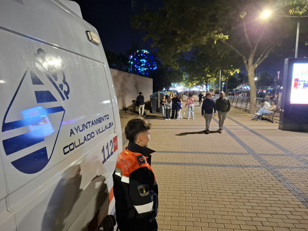 EmergenciaCV's tweet photo. En la noche de hoy colaboramos con los compañeros de @LasRozasPCivil en las Fiestas de Las Rozas.

Desplegamos ambulancia SVB con dos técnicos sanitarios, apoyando en la cobertura sanitaria de la zona del Recinto Ferial.

#MunicipioSolidario 🫂 https://t.co/4iegIN6YnW