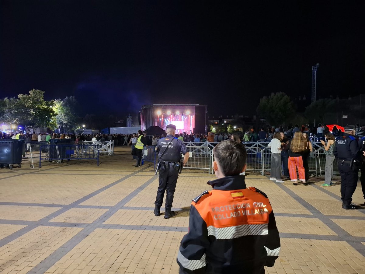 EmergenciaCV's tweet photo. En la noche de hoy colaboramos con los compañeros de @LasRozasPCivil en las Fiestas de Las Rozas.

Desplegamos ambulancia SVB con dos técnicos sanitarios, apoyando en la cobertura sanitaria de la zona del Recinto Ferial.

#MunicipioSolidario 🫂 https://t.co/4iegIN6YnW