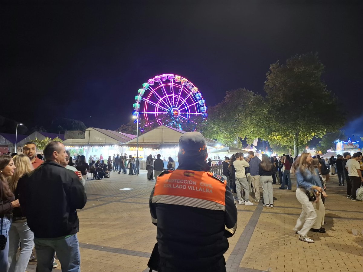 EmergenciaCV's tweet photo. En la noche de hoy colaboramos con los compañeros de @LasRozasPCivil en las Fiestas de Las Rozas.

Desplegamos ambulancia SVB con dos técnicos sanitarios, apoyando en la cobertura sanitaria de la zona del Recinto Ferial.

#MunicipioSolidario 🫂 https://t.co/4iegIN6YnW