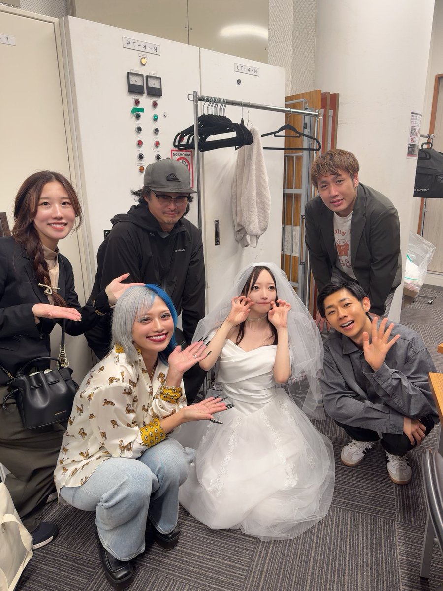 airishimizu's tweet photo. 独り結婚披露宴
左から友人代表信子、姉役りょうちゃん、名司会者森本しんたろう。
大好きなお三方のおかげで
無事終えられました
ありがとうございました涙 https://t.co/3OUagqLMEE