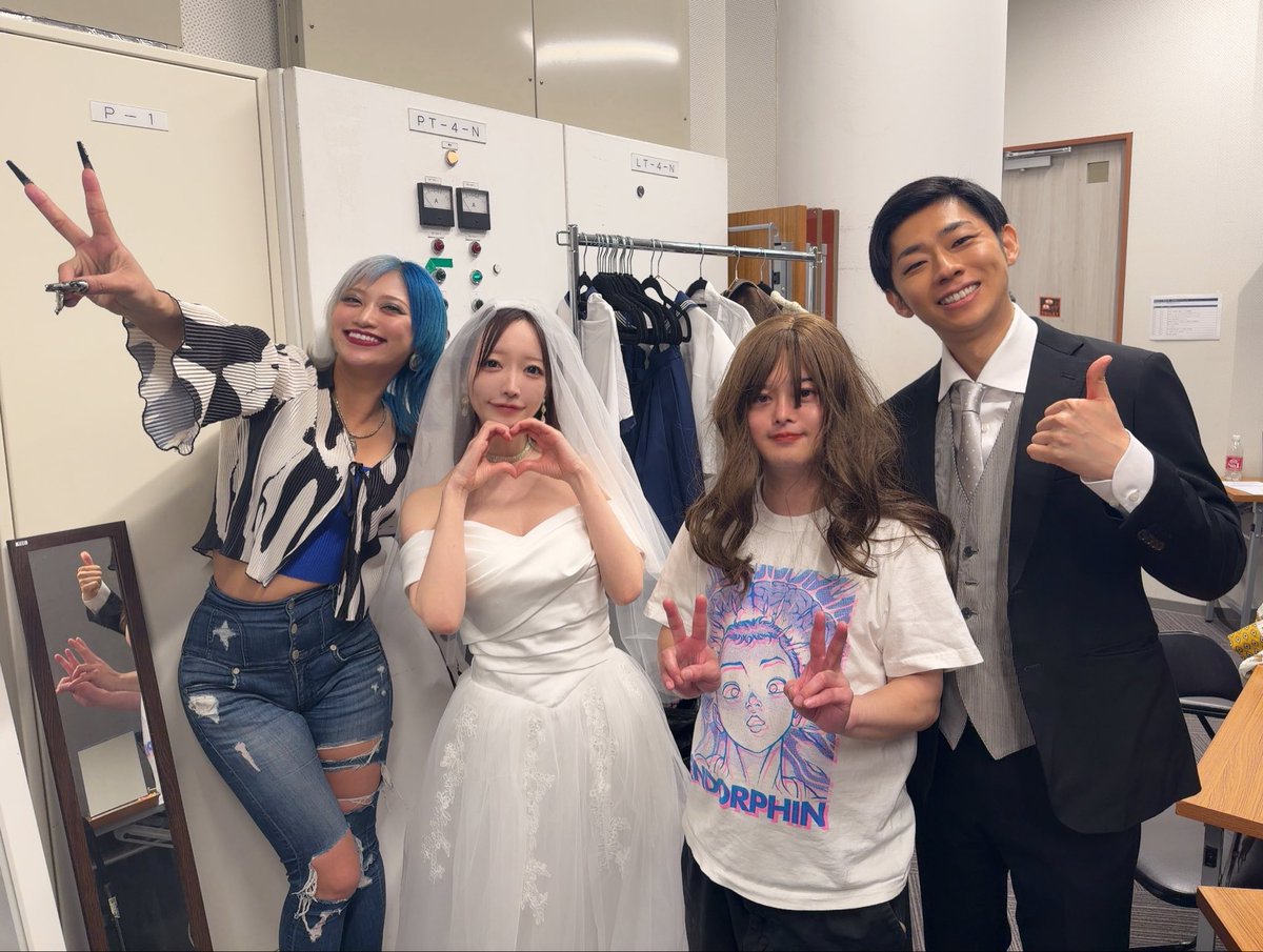 airishimizu's tweet photo. 独り結婚披露宴
左から友人代表信子、姉役りょうちゃん、名司会者森本しんたろう。
大好きなお三方のおかげで
無事終えられました
ありがとうございました涙 https://t.co/3OUagqLMEE