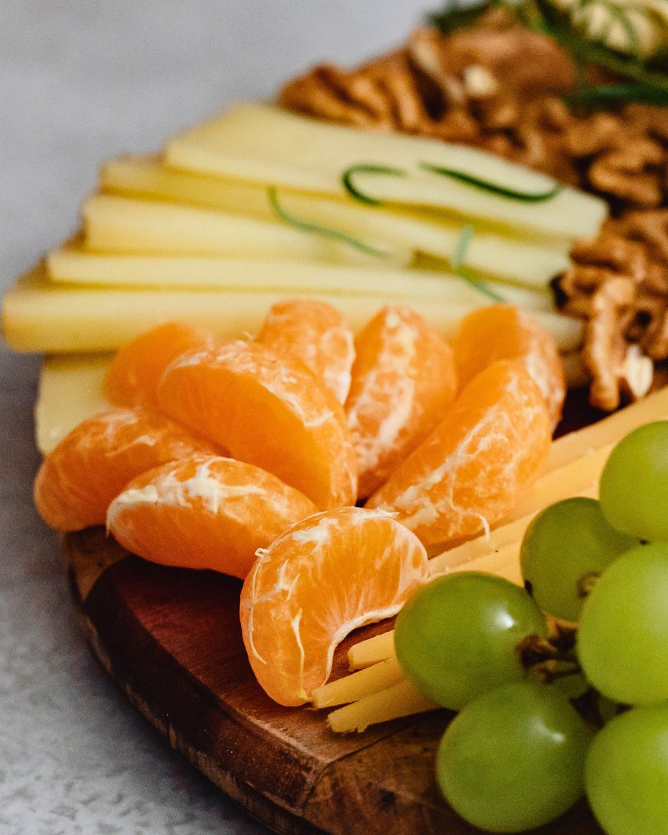 FruitsfromChile's tweet photo. Crisp autumn air, changing foliage, and a cozy blanket equal a fun fall picnic. Add some Chilean mandarins and make it even better. Easy to peel, sweet Chilean mandarins are a simple addition to any autumn spread.🍊 https://t.co/FtQAbq3LjD