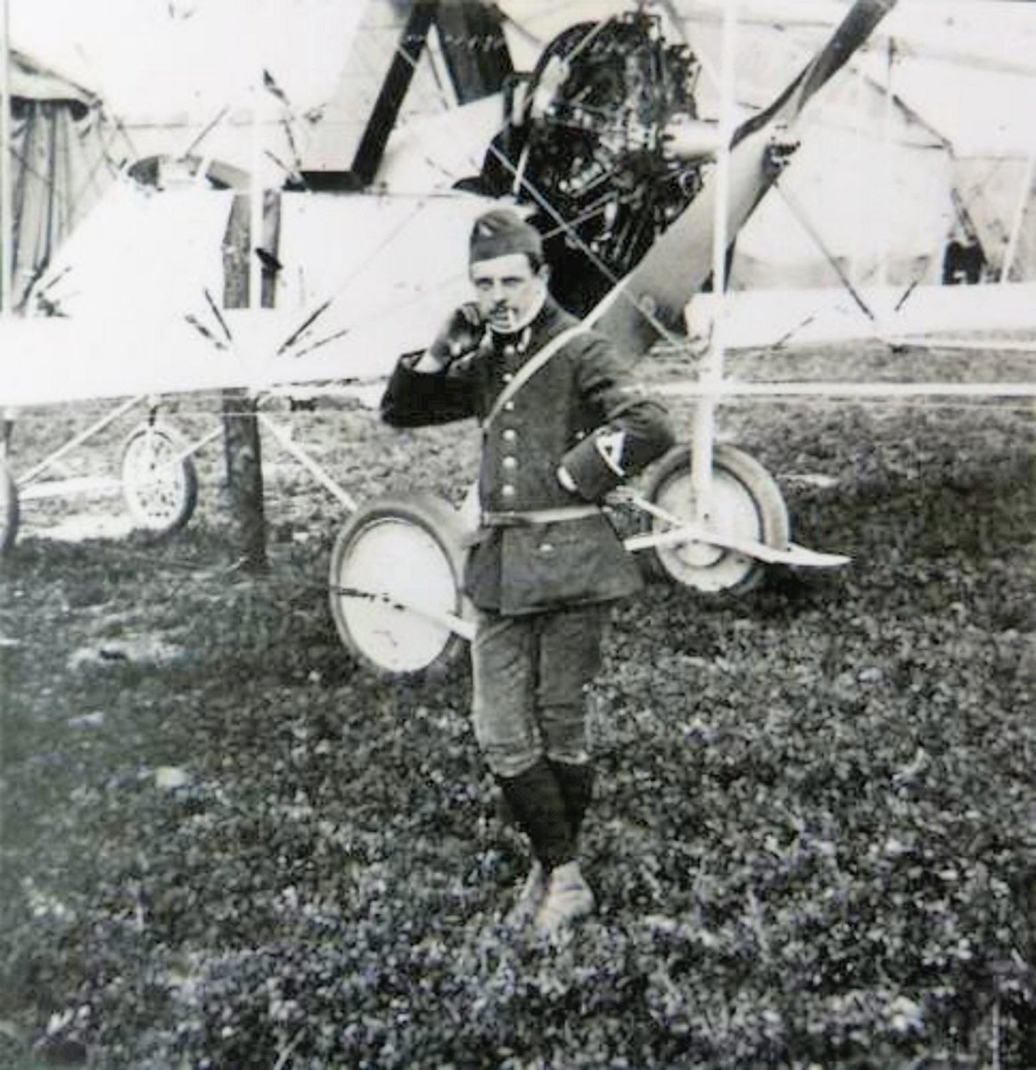 dupontaignan's tweet photo. En cette fête des grands-pères, j’ai le souvenir ému du mien, André Aignan, qui, lorsque j’étais enfant, nous racontait ses premiers combats aériens de la guerre de 14. En 1917, son avion s’écrase, il survit miraculeusement et nous a toujours appris à ne jamais renoncer.Bonne fête à tous les grands-pères de France !