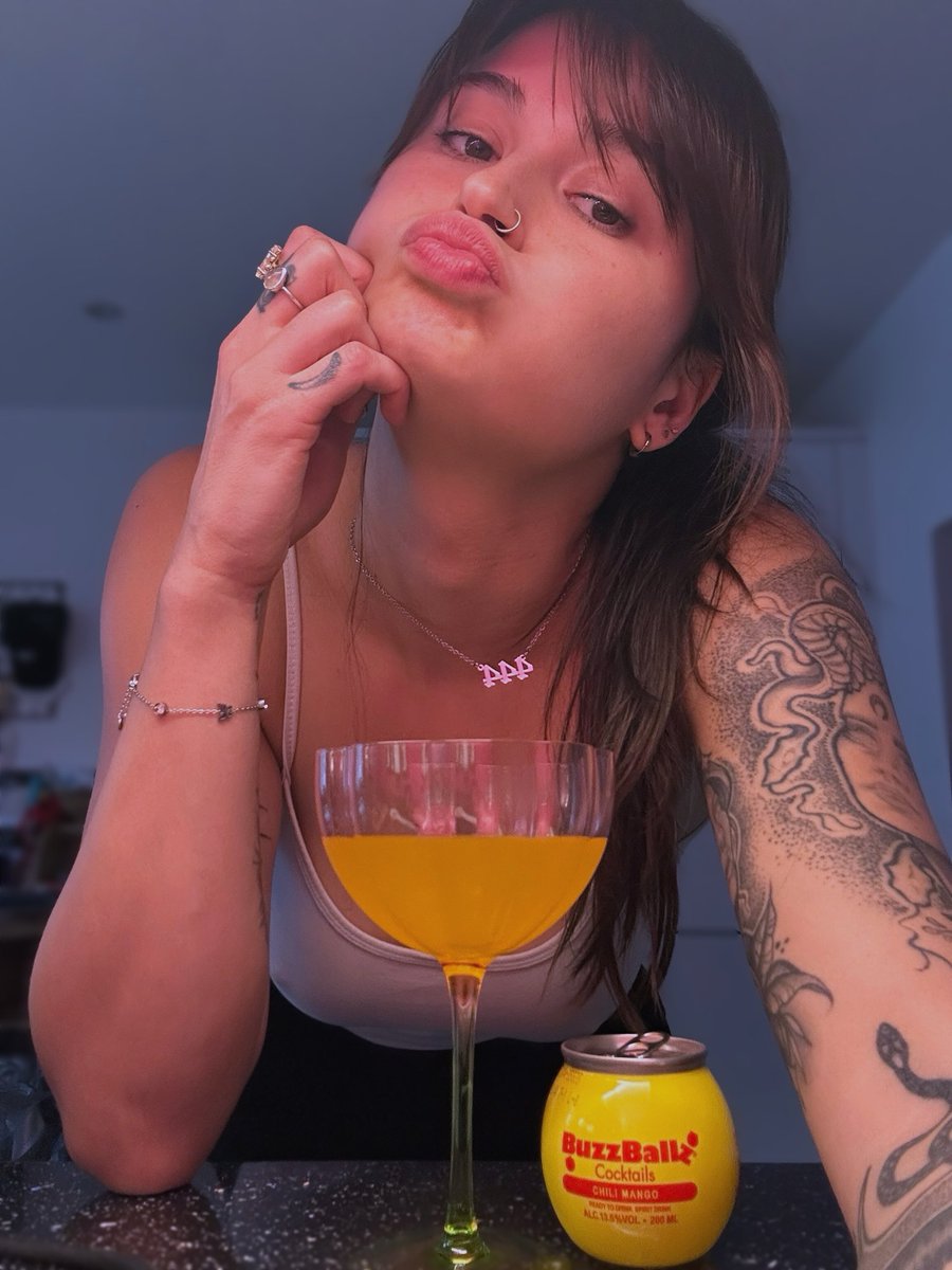 DemiDevil65's tweet photo. forgot to take any pictures of last night so here’s me on a different night where I also looked cute https://t.co/wbxOFeJADT
