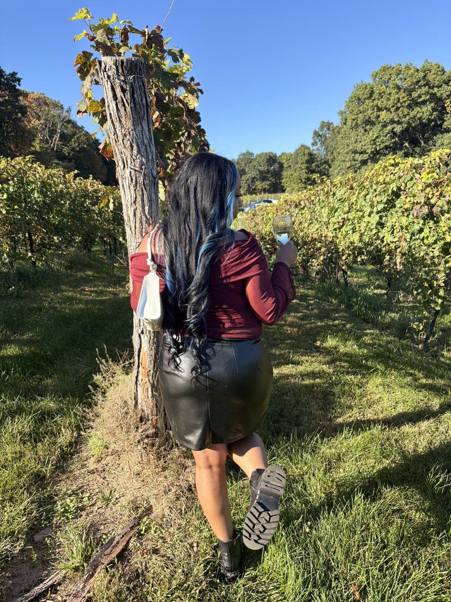 Goddess_Pufff's tweet photo. Out here turning a simple walk into a tease 👣😉 https://t.co/79BwtJmJL1