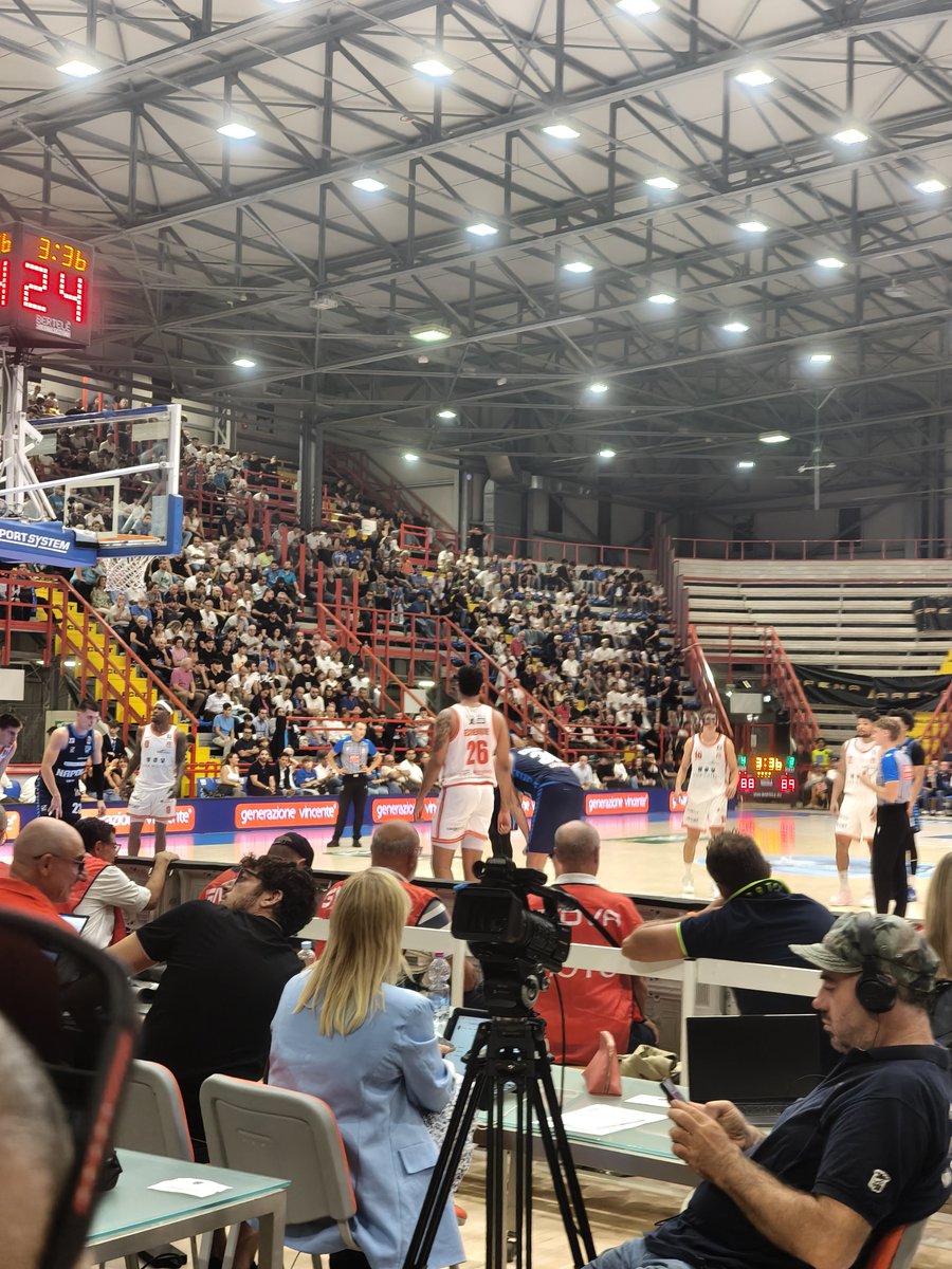 testa_marco's tweet photo. 🌋🌋🌋

#napolibasketball https://t.co/53MduoA7x0