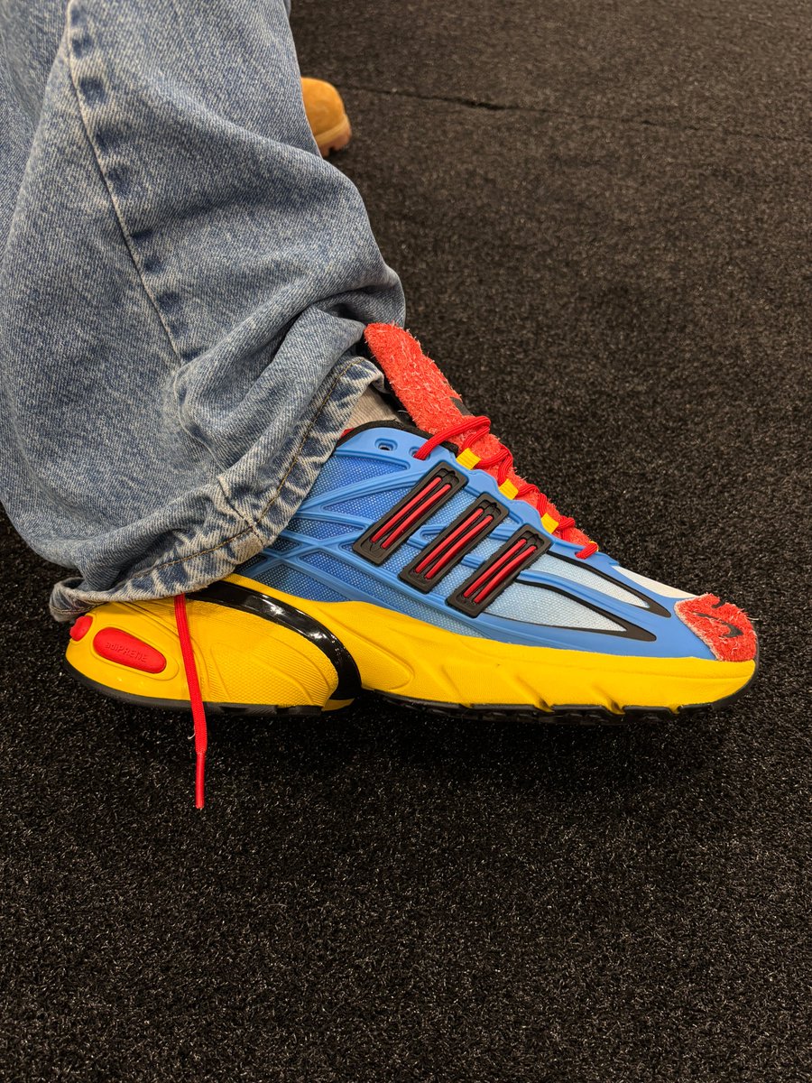 ModernNotoriety's tweet photo. FIRST LOOK: Shake x adidas Adistar XLG 2.0 "Wild Rivals" Pack 🐒🐍

Featuring colorways inspired by the mandrill and African rock python https://t.co/QDeUSil0ir