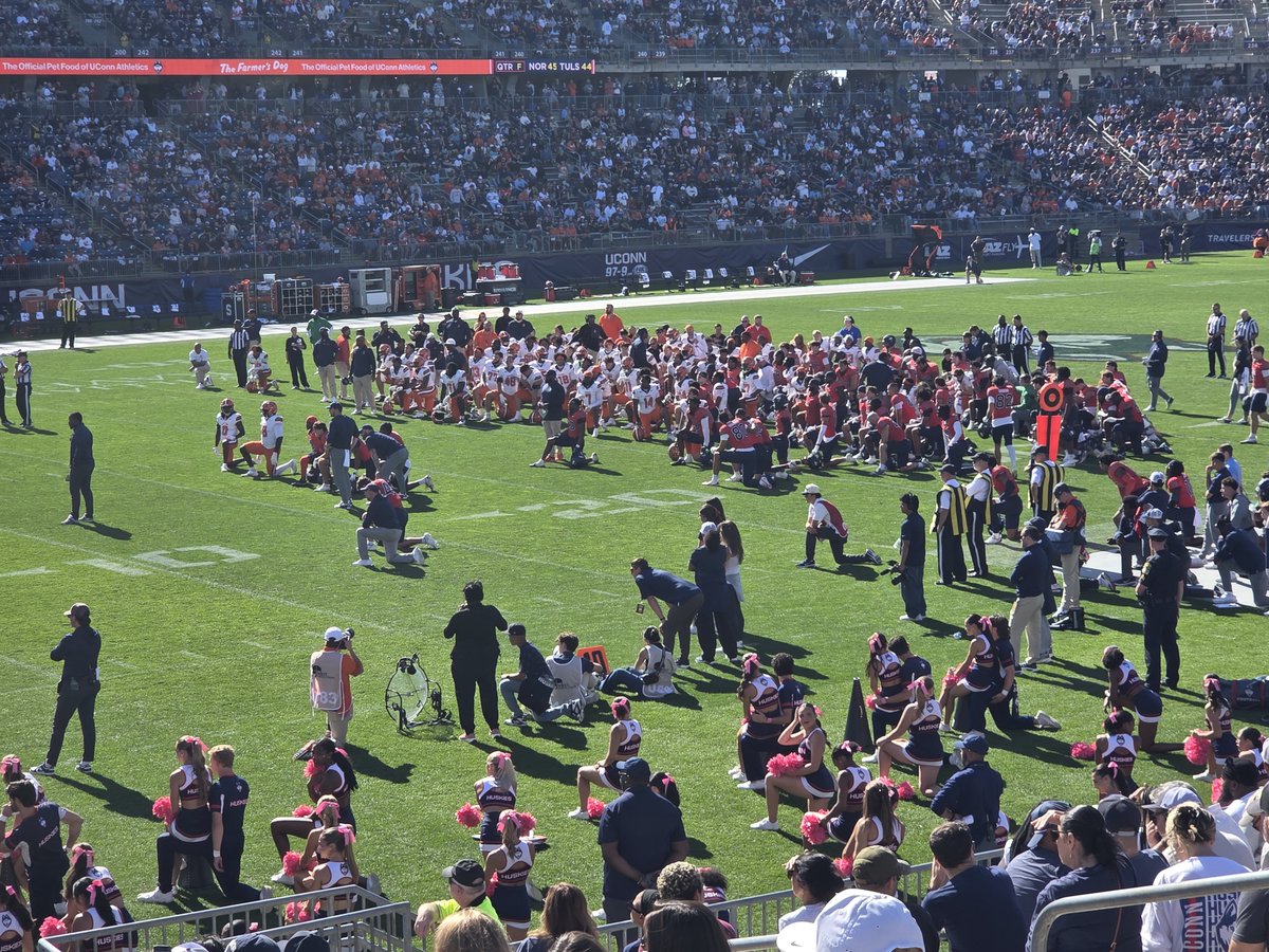 taylormack29's tweet photo. A lot of things about that UConn game..but first I have to say thank you to Syracuse for the class shown when Brown went down. I dont think ive seen a coach direct a team to cross the field in the way they did, to interlock with UConn while Brown was down. 1/2 https://t.co/rIcOgPWPQP