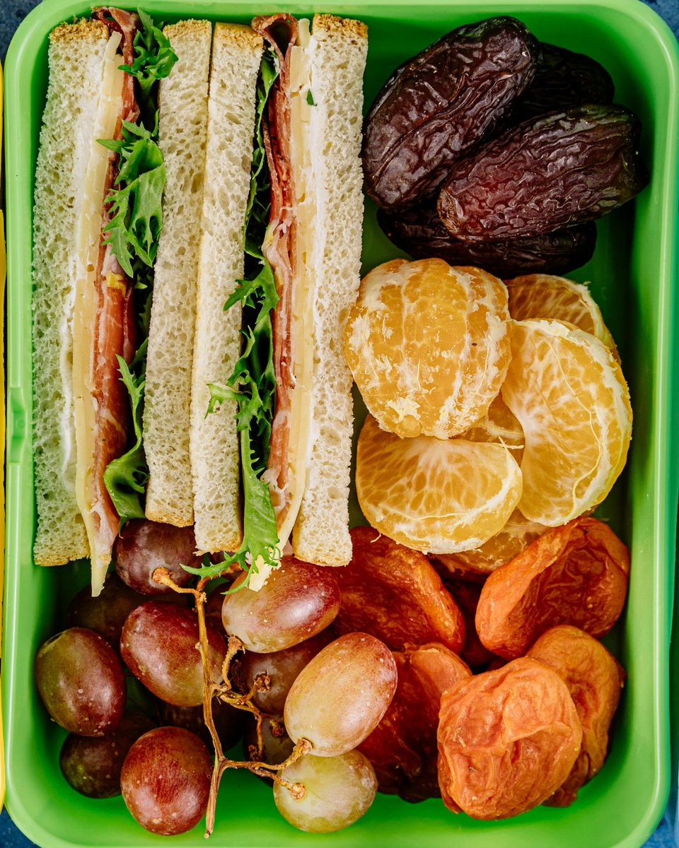 FruitsfromChile's tweet photo. Crisp autumn air, changing foliage, and a cozy blanket equal a fun fall picnic. Add some Chilean mandarins and make it even better. Easy to peel, sweet Chilean mandarins are a simple addition to any autumn spread.🍊 https://t.co/FtQAbq3LjD