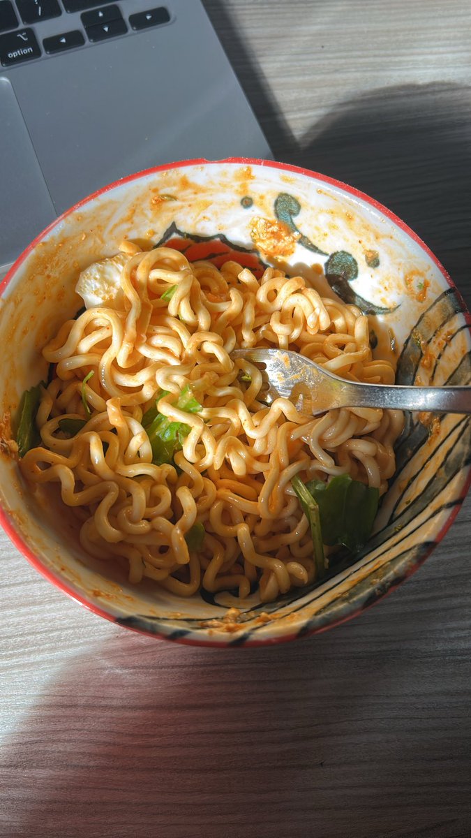 sashastarvs's tweet photo. so basically today i had instant noodles and almost a full thing of kimchi and some tea. like 1000cals? https://t.co/v3PID9CI5y