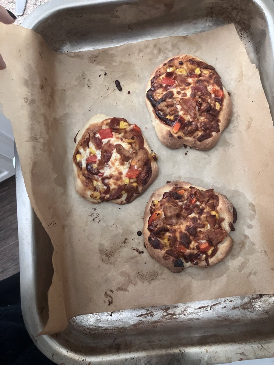 crayonsharpen's tweet photo. Day 3 of #inktober 
Miniature 
I made miniature pizzas!! https://t.co/uRG5M0gsyM