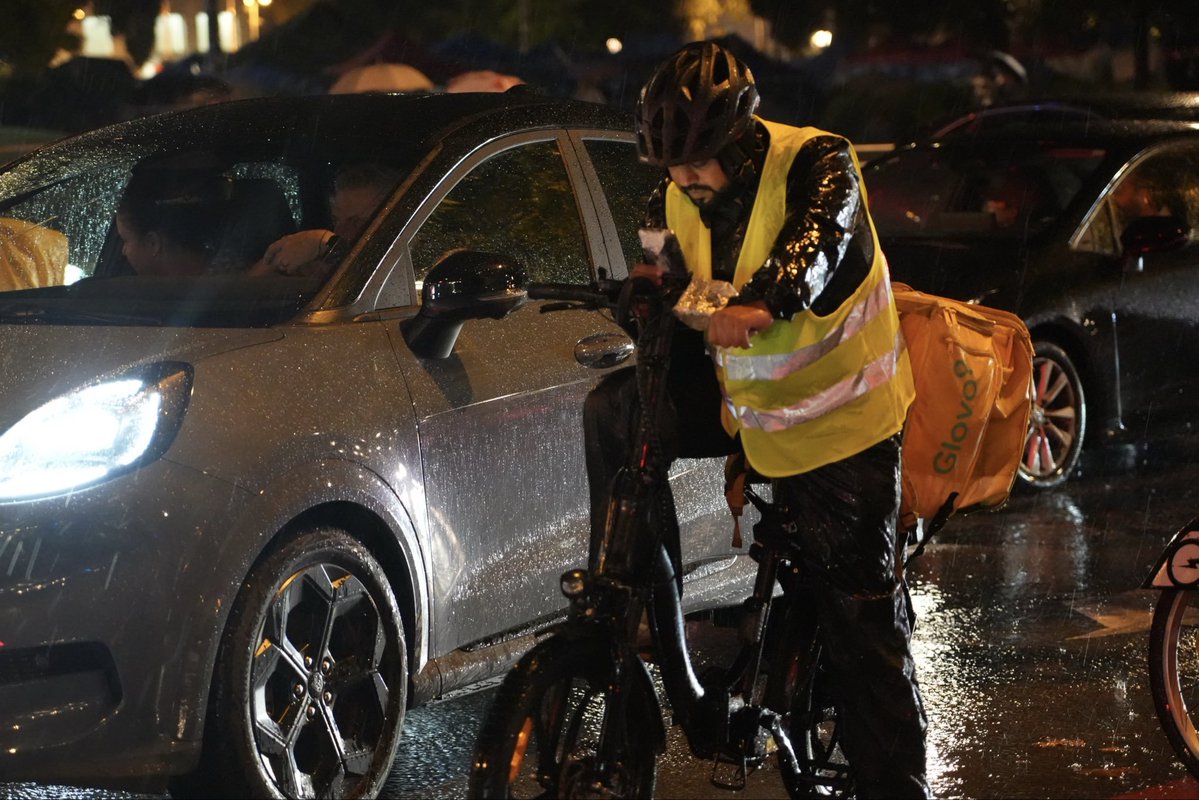 ridersxderechos's tweet photo. Glovo ignora la alerta roja por fuertes lluvias en muchas ciudades. 

Glovo es una empresa que antepone sus beneficios a la seguridad de sus trabajadores.

Una vez más los repartidores seguimos expuestos y desprotegidos. 

Exigimos seguridad y condiciones dignas! https://t.co/aAupoEp9ca